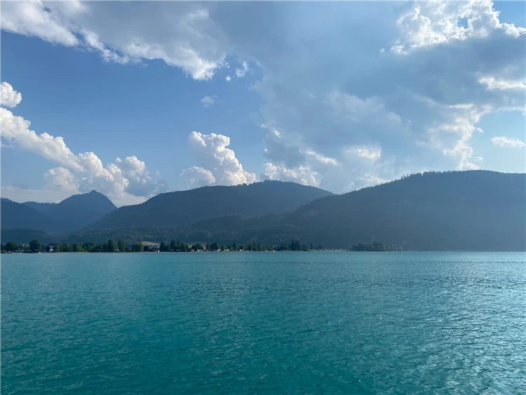 Jezero Wolfgangsee a zubačka na Schafberg