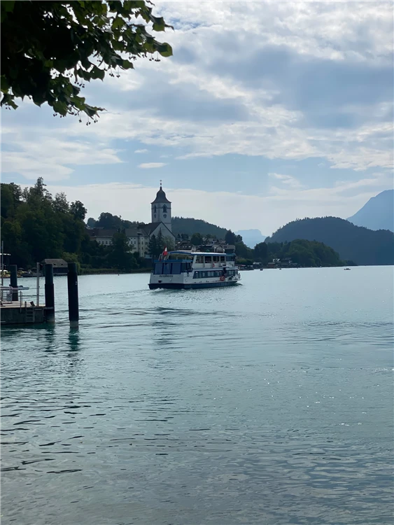 Jezero Wolfgangsee a zubačka na Schafberg