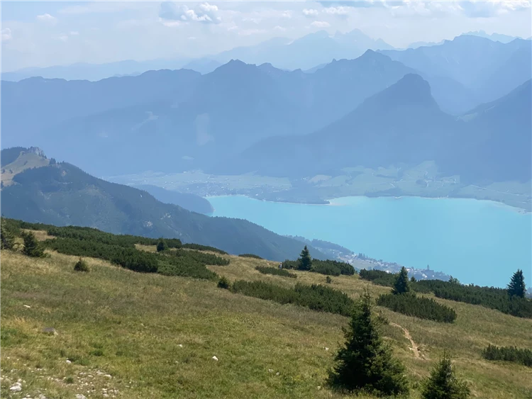 Jezero Wolfgangsee a zubačka na Schafberg