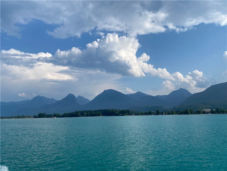 Jezero Wolfgangsee a zubačka na Schafberg