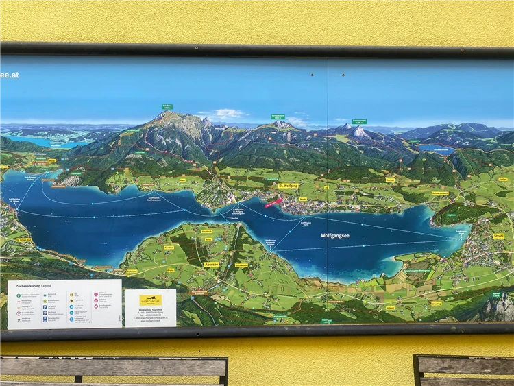 Jezero Wolfgangsee a zubačka na Schafberg