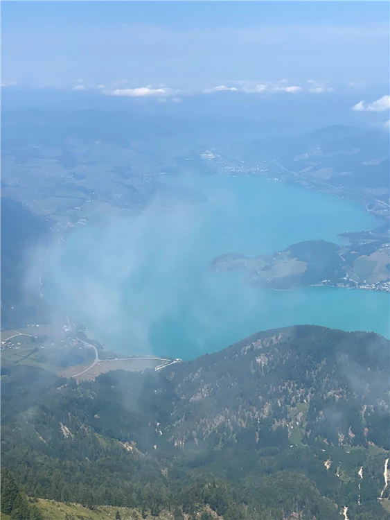 Jezero Wolfgangsee a zubačka na Schafberg