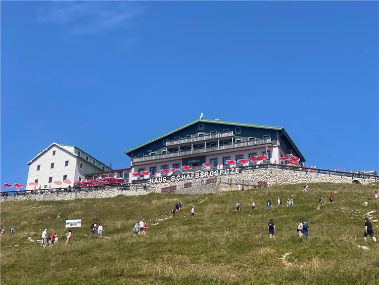 Jezero Wolfgangsee a zubačka na Schafberg