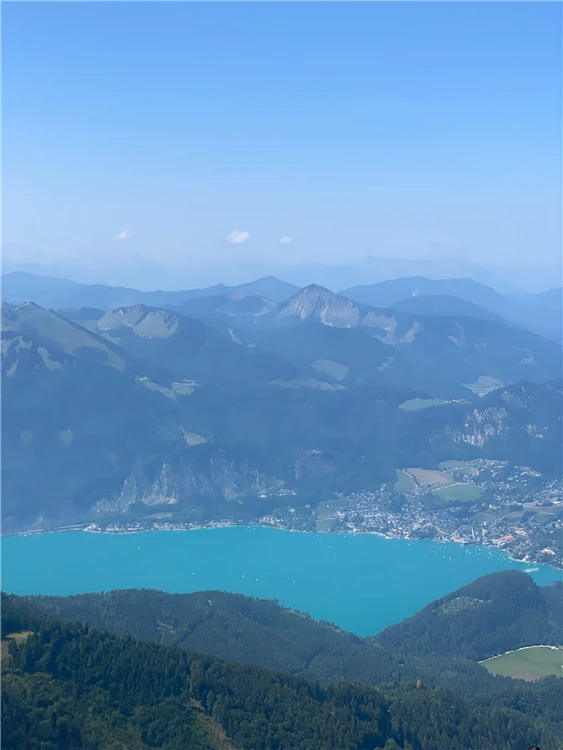 Jezero Wolfgangsee a zubačka na Schafberg