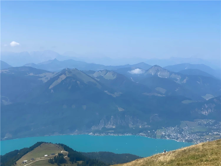 Jezero Wolfgangsee a zubačka na Schafberg