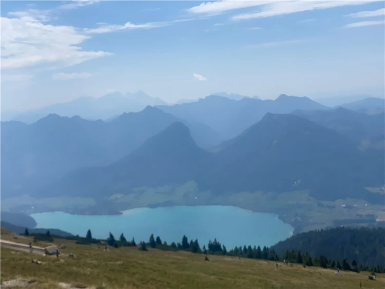 Jezero Wolfgangsee a zubačka na Schafberg