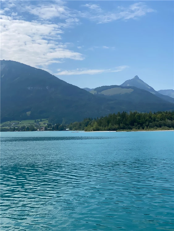 Jezero Wolfgangsee a zubačka na Schafberg