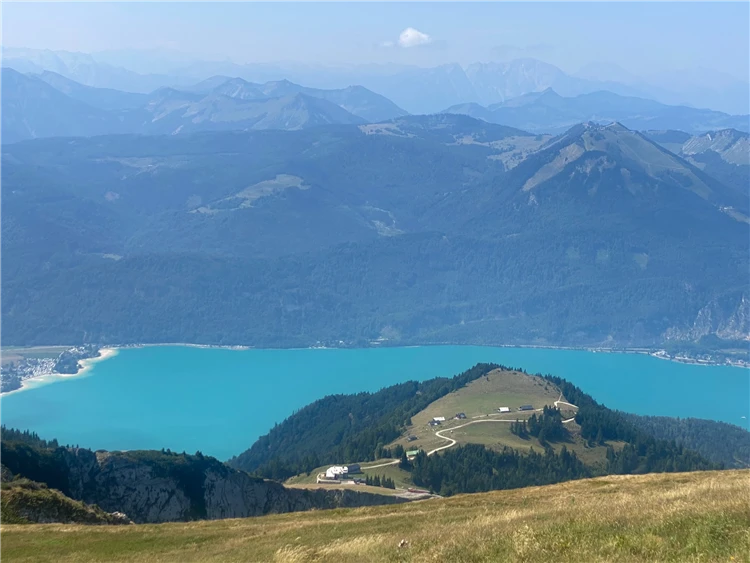 Jezero Wolfgangsee a zubačka na Schafberg
