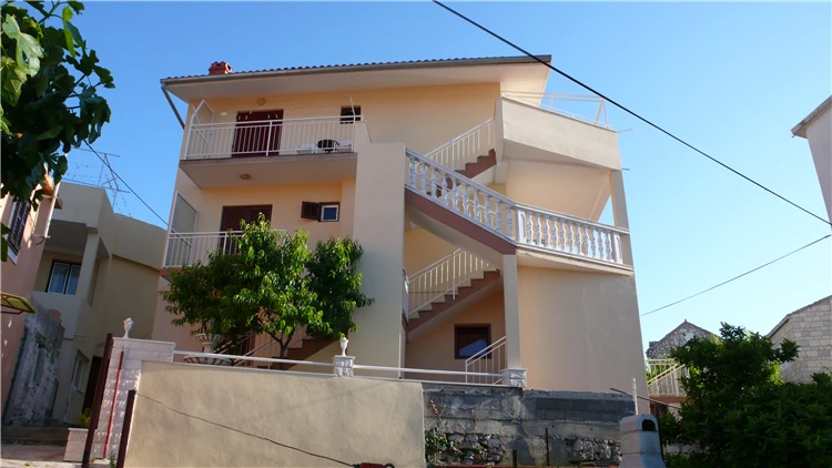 Exteriér apartmánového domu Huljev v Prim?štenu | Primošten / Apartmánový dům Huljev
