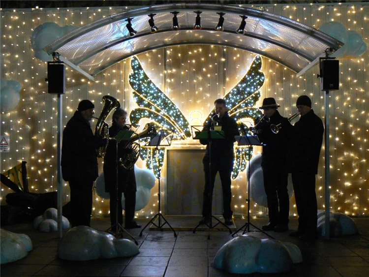 Večerní osvětlení adventního trhu ve Vídni | Kouzlo adventní Vídně