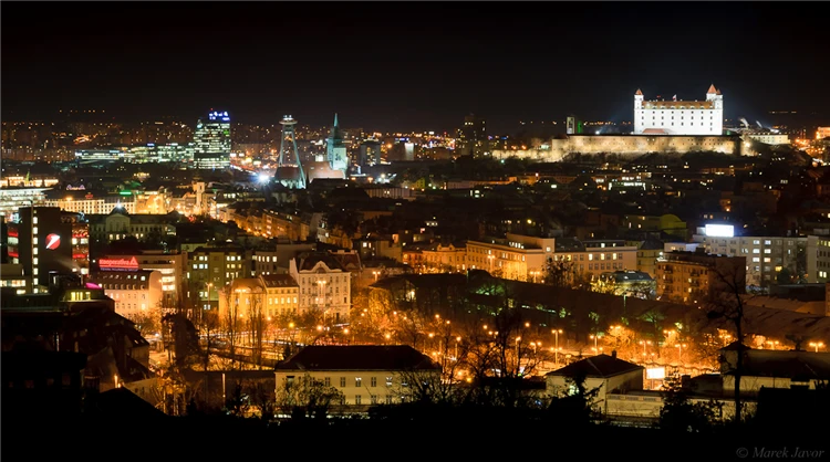 Noční Bratislava s osvětlenými památkami | Předvánoční Bratislava