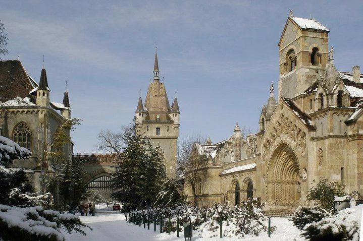 Hrad Vajdahunyad v Budapešti pokrytý sněhem v zimě | Advent v Budapešti a termály v Györu