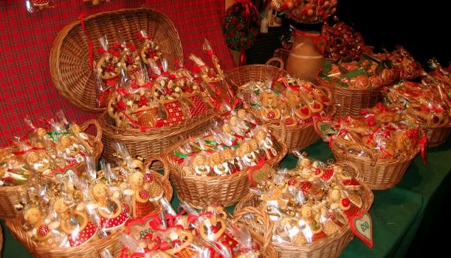 Adventní trh v centru Budapešti s ozdobenými stánky | Advent v Budapešti a termály v Györu