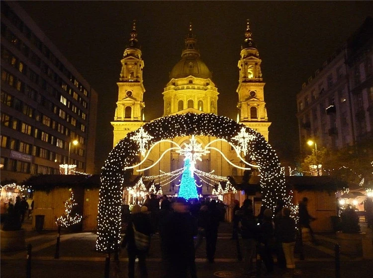 Adventní trh před Bazilikou sv. Štěpána v Budapešti | Advent v Budapešti a termály v Györu