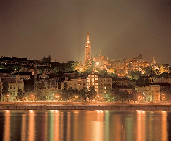 Noční pohled na vánoční Budapešť s osvětleným náměstím | Advent v Budapešti a termály v Györu
