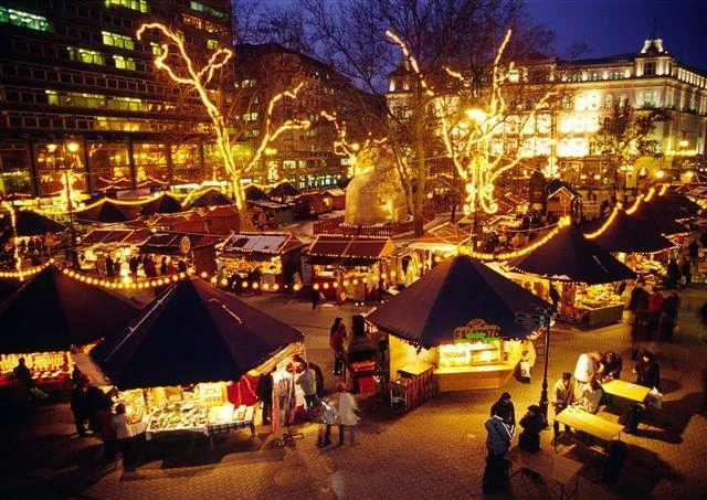 Vánoční stánky a návštěvníci adventního trhu v Budapešti | Advent v Budapešti a termály v Györu