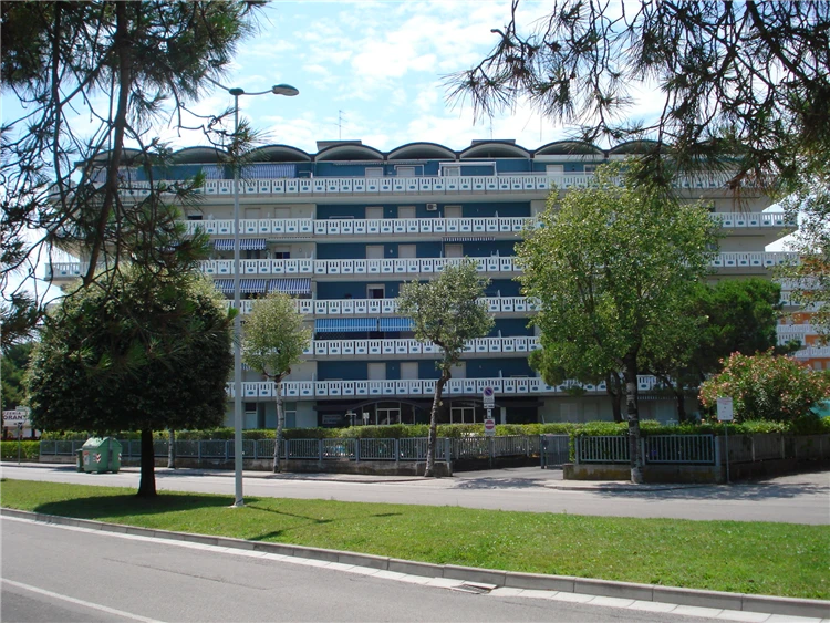 Residence Portesin – exteriér budovy s okolní zelení | Caorle - Porto Santa Margherita / Residence Portesin