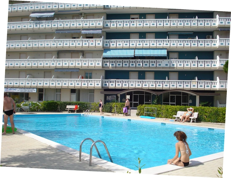 Residence Portesin – pobytová zóna s lehátky a zelení | Caorle - Porto Santa Margherita / Residence Portesin