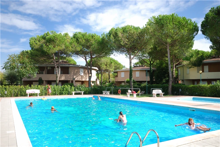 Relaxace u bazénu ve Villaggio Tivoli, Bibione | Bibione / Villaggio Tivoli