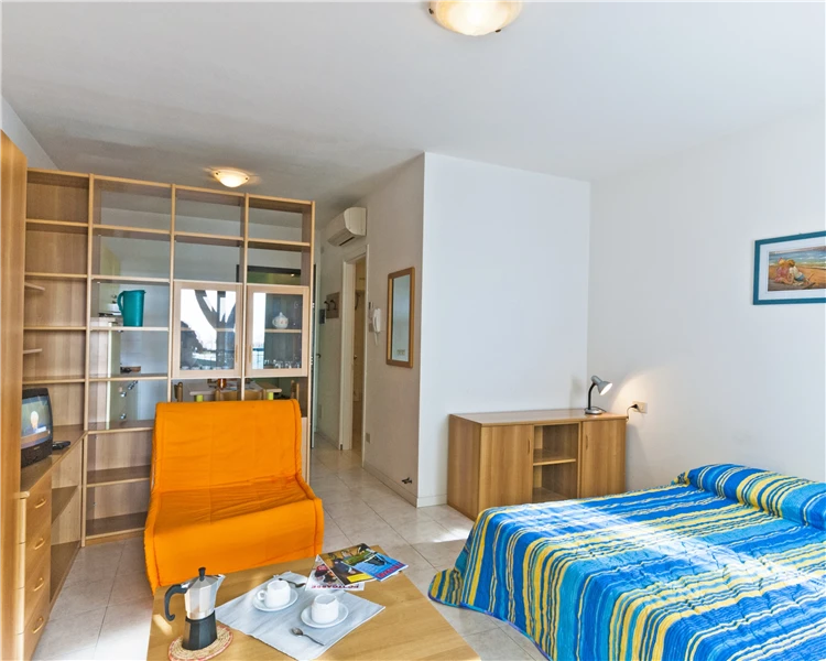 Ležadla u bazénu v Residence Cristoforo Colombo | Caorle / Residence Cristoforo Colombo