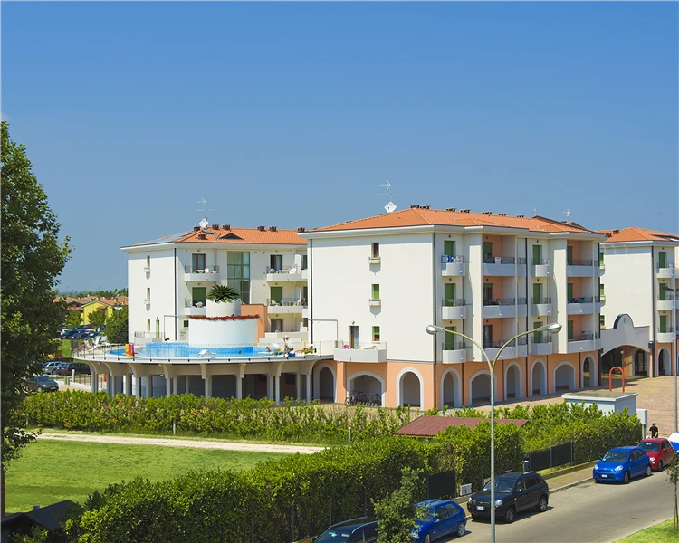 Exteriér apartmánového domu Galleria Gran Mado v Caorle | Caorle / Residence Galleria Gran Mado