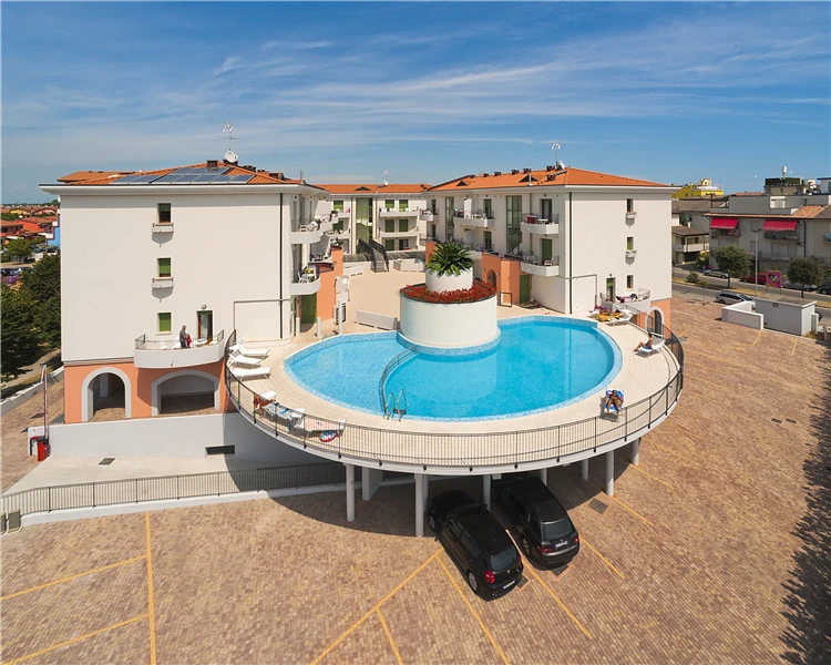Budova rezidence Galleria Gran Mado obklopená zelení | Caorle / Residence Galleria Gran Mado