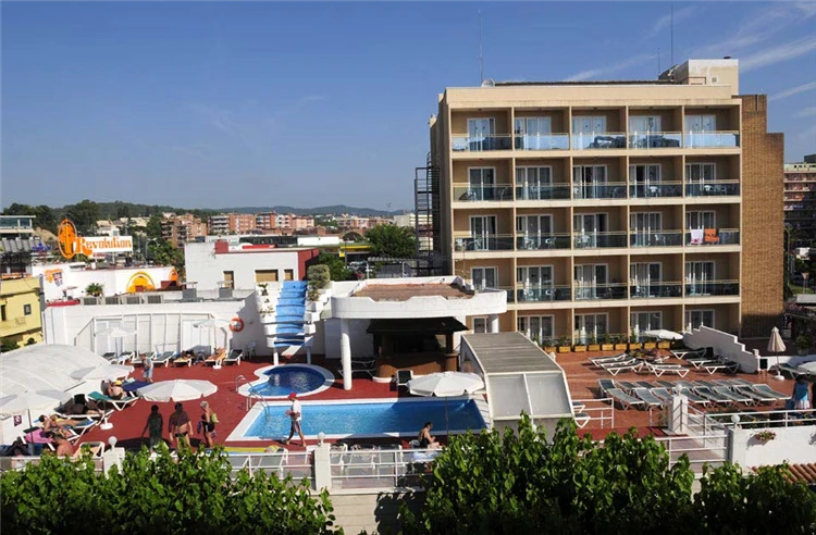 Venkovní bazén hotelu Maria del Mar s lehátky | Lloret de Mar / Hotel Maria del Mar