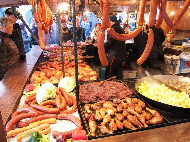 Tradiční polské uzeniny a lahůdky na adventním trhu v Krakově | Advent v Krakově - městě králů a umění