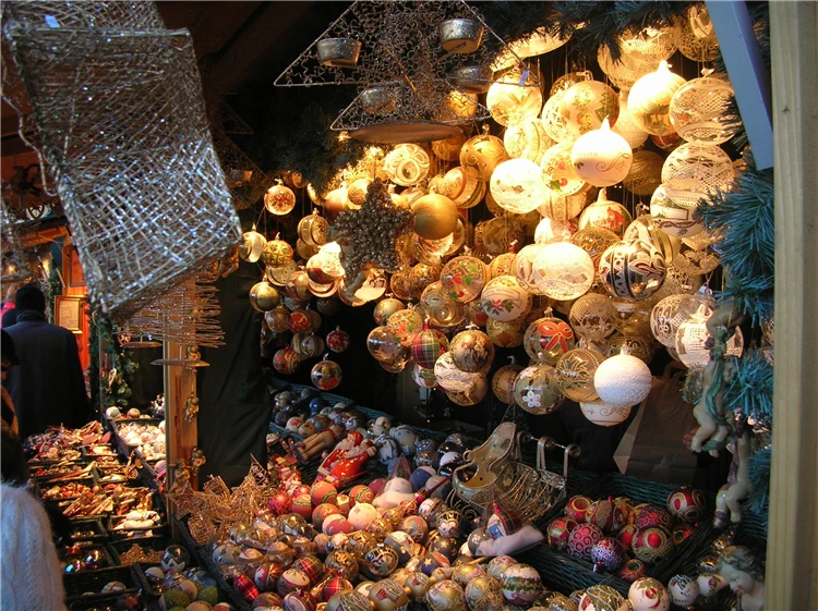Stánek s vánočním zbožím na trhu ve Vídni | Kouzlo adventní Vídně