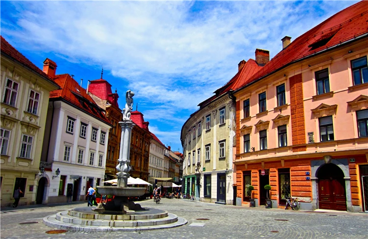 Pohled na slovinské hlavní město Lublaň s řekou Ljubljanicí | Slovinsko - krajem ledovcových jezer až k rozpálenému Jadranu
