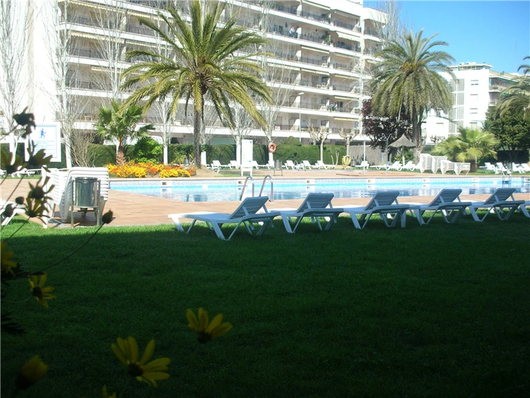 Bazén s lehátky u hotelu Surf Mar | Lloret de Mar / Hotel Surf Mar