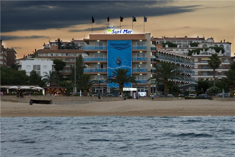 Noční pohled na fasádu hotelu Surf Mar | Lloret de Mar / Hotel Surf Mar