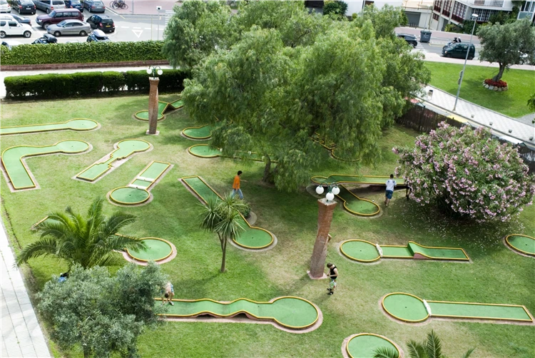 Minigolf v zahradě hotelu Surf Mar | Lloret de Mar / Hotel Surf Mar