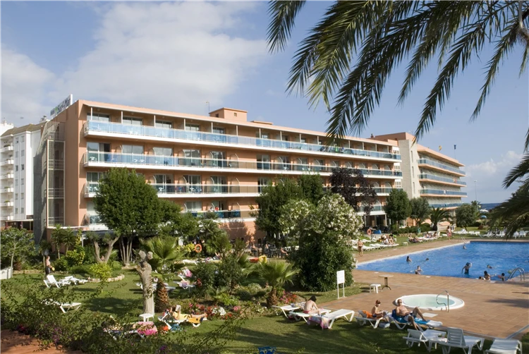 Zahrada s bazénem hotelu Surf Mar | Lloret de Mar / Hotel Surf Mar