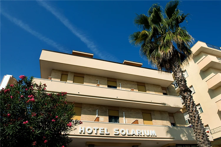 Hotel Solarium v San Benedetto del Tronto – pohled na solária | San Benedetto del Tronto / Hotel Solarium
