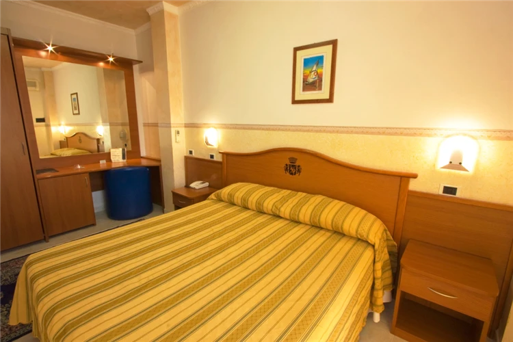 Pokoj v hotelu Solarium – jednoduchý interiér s postelí | San Benedetto del Tronto / Hotel Solarium