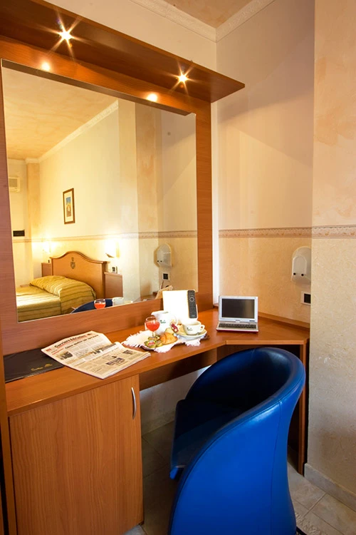 Světlý hotelový pokoj s oknem v hotelu Solarium | San Benedetto del Tronto / Hotel Solarium