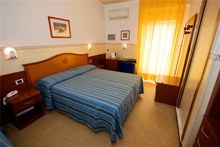 Útulný pokoj s nábytkem v hotelu Solarium | San Benedetto del Tronto / Hotel Solarium
