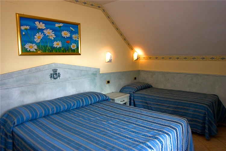 Detail pokoje s nočním stolkem, Hotel Solarium | San Benedetto del Tronto / Hotel Solarium