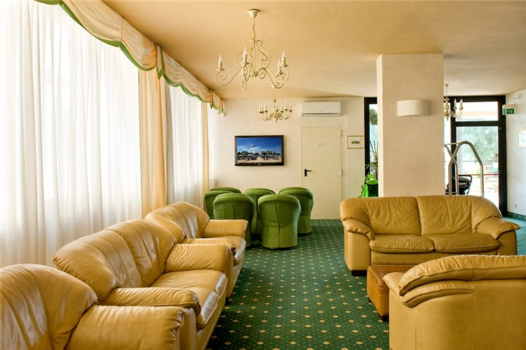 Hala hotelu Solarium s nábytkem a výzdobou | San Benedetto del Tronto / Hotel Solarium