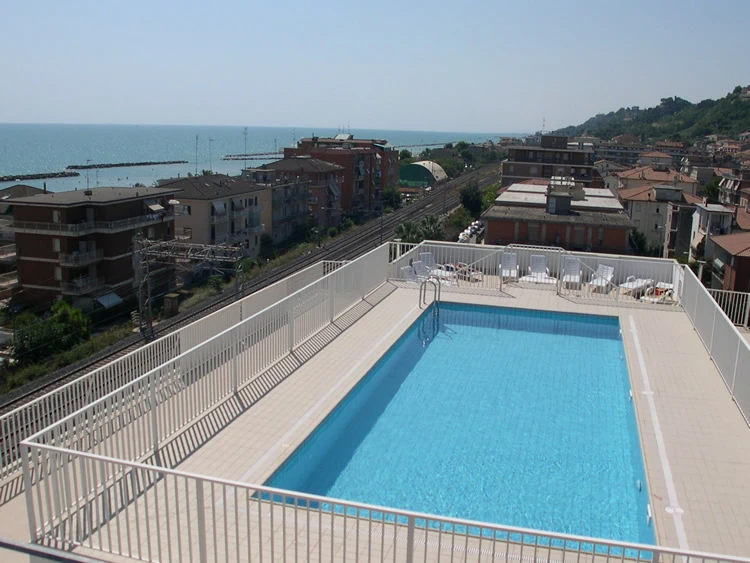 Bazén a okolí rezidence I Delfini v Cupra Marittima | Cupra Marittima / Residence I Delfini