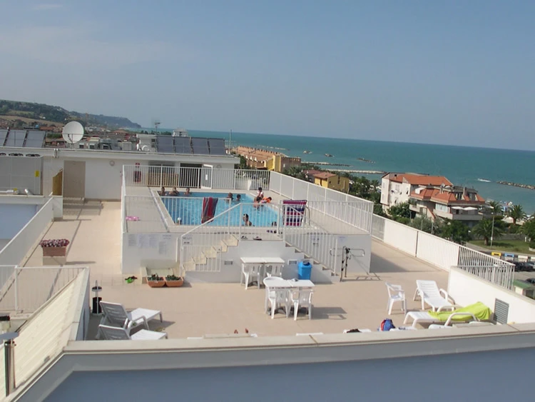 Venkovní terasa s posezením v rezidenci I Delfini | Cupra Marittima / Residence I Delfini