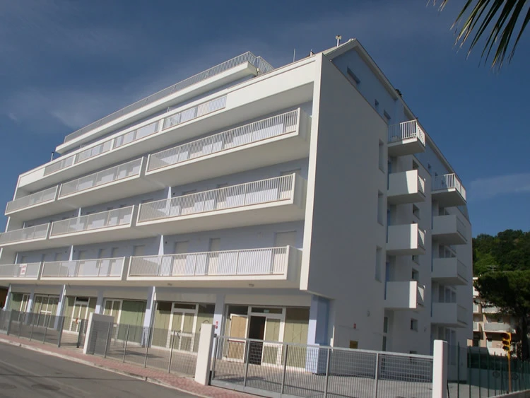 Pohled na budovu rezidence I Delfini z exteriéru | Cupra Marittima / Residence I Delfini