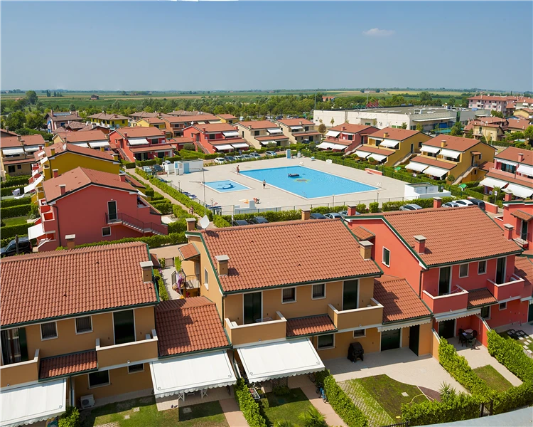 Villaggio dei Fiori – pohled na kempink s chatkami a zelení | Caorle / Villaggio dei Fiori