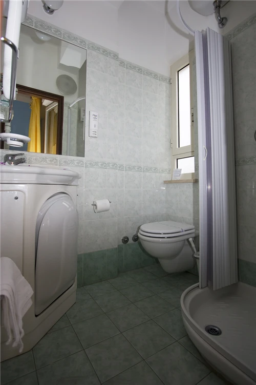 Hotelový bazén Mocambo s lehátky | San Benedetto del Tronto / Hotel Mocambo