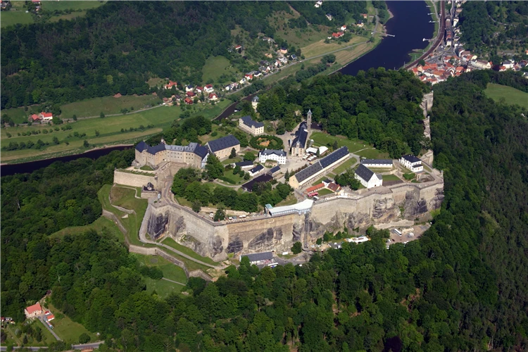 Letecký pohled na pevnost Königstein v Sasku | Českosaské Švýcarsko s výletem do Drážďan