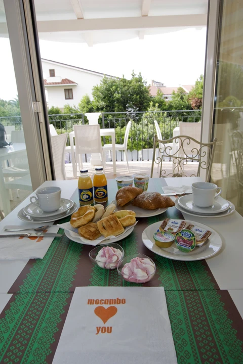 Venkovní terasa hotelu Mocambo | San Benedetto del Tronto / Hotel Mocambo