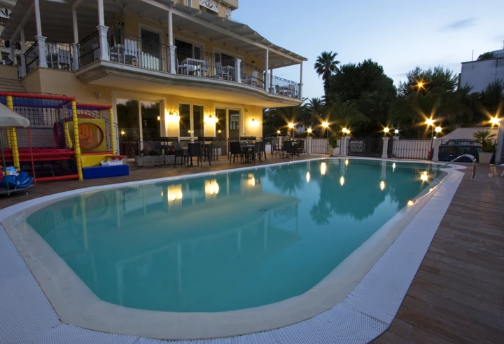 Bar hotelu Mocambo s nápojovým pultem | San Benedetto del Tronto / Hotel Mocambo