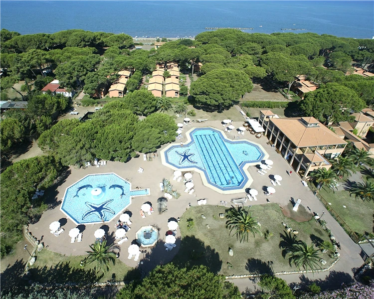 Argentario Village – pohled na kempingové parcely mezi stromy | Albinia / Argentario Camping Village