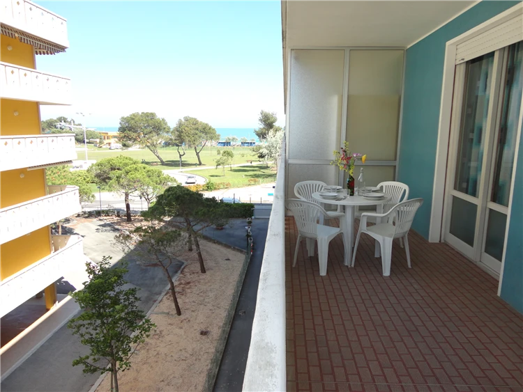 Relaxační zóna u bazénu v Residence Marco Polo | Caorle - Porto Santa Margherita / Residence Marco Polo